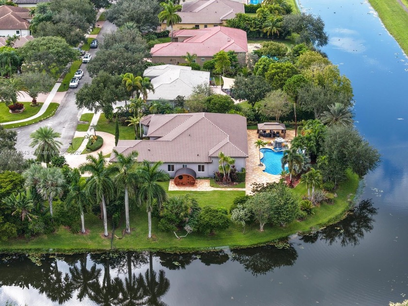 Remarkable Estate home w/everything you desire in one location! - Beach Home for sale in Davie, Florida on Beachhouse.com