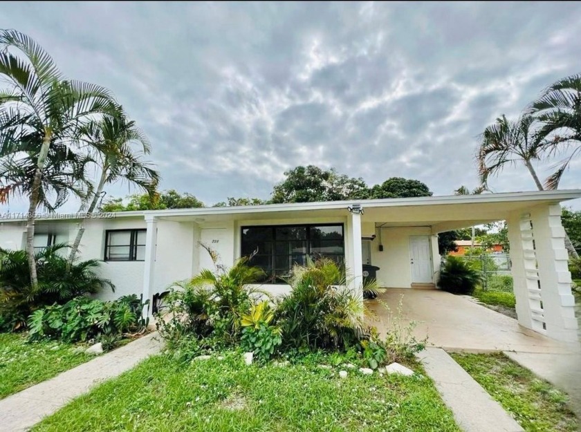 Cozy 3 bedroom home, large lot with updated kitchen, granite - Beach Home for sale in Lake Park, Florida on Beachhouse.com