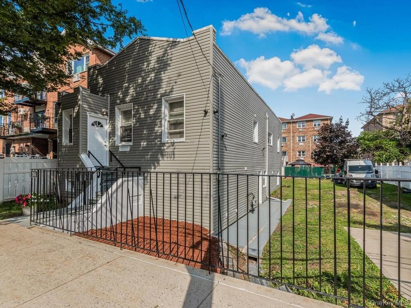 Welcome to 264 Emerson Avenue, Bronx, NY 10465! This is a - Beach Home for sale in Bronx, New York on Beachhouse.com