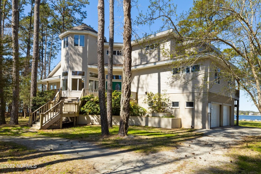 Live the life you love on the Intracoastal Waterway with - Beach Home for sale in Beaufort, North Carolina on Beachhouse.com