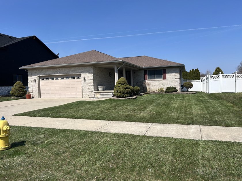 MOVE IN READY! Beautifully maintained 3 bedrm brick ranch with - Beach Home for sale in Rockwood, Michigan on Beachhouse.com