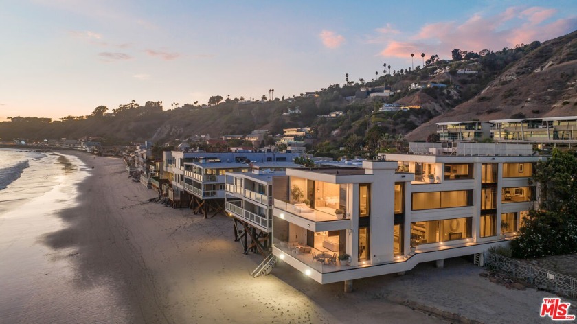 This Carbon Beach property exudes total luxury and - Beach Home for sale in Malibu, California on Beachhouse.com