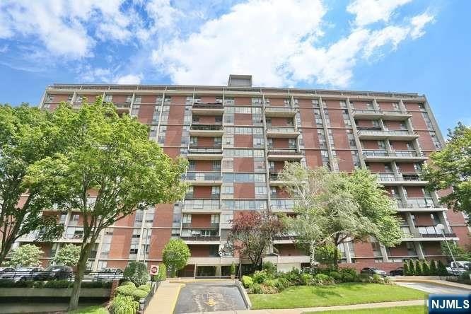 This 2-bedroom, 2-bathroom up-split duplex-style co-op at - Beach Other for sale in Fort Lee, New Jersey on Beachhouse.com