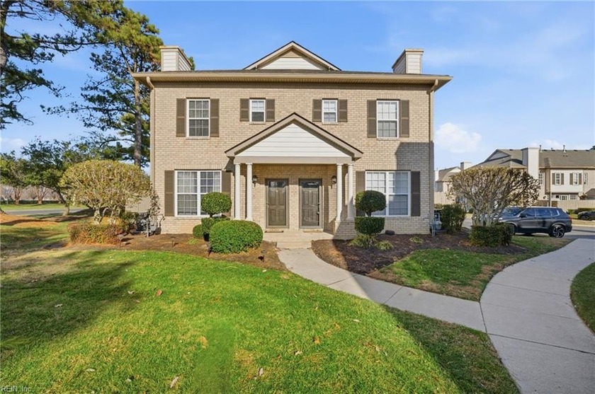 Welcome to this beautifully maintained 2 bed, 2 bath townhome in - Beach Home for sale in Virginia Beach, Virginia on Beachhouse.com