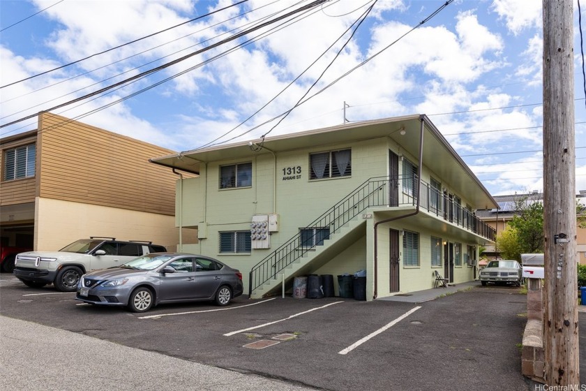 Live in one, rent out the other! 8 unit apartment building with - Beach Home for sale in Honolulu, Hawaii on Beachhouse.com