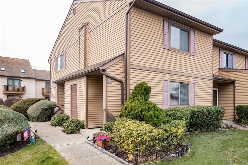 Welcome to this beautiful first floor corner unit at the gated - Beach Townhome/Townhouse for sale in Oceanside, New York on Beachhouse.com