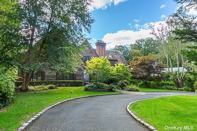 LAKE SUCCESS - Majestic Renovated 5 Br 4.5 Ba Tudor With - Beach Home for sale in Great Neck, New York on Beachhouse.com