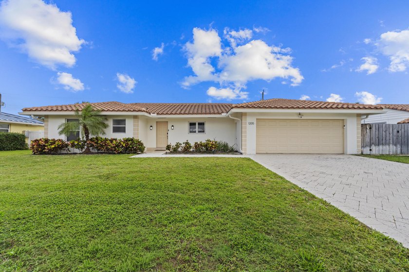 Welcome to your beach getaway on Singer Island! This charming - Beach Home for sale in Singer Island, Florida on Beachhouse.com