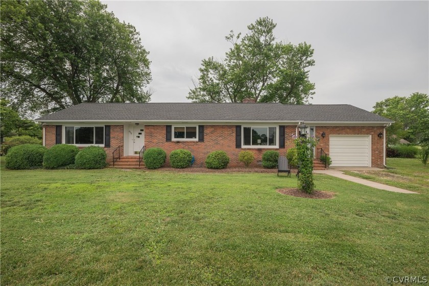 This lovely, low-maintenance home offers lots of charm and - Beach Home for sale in Lancaster, Virginia on Beachhouse.com