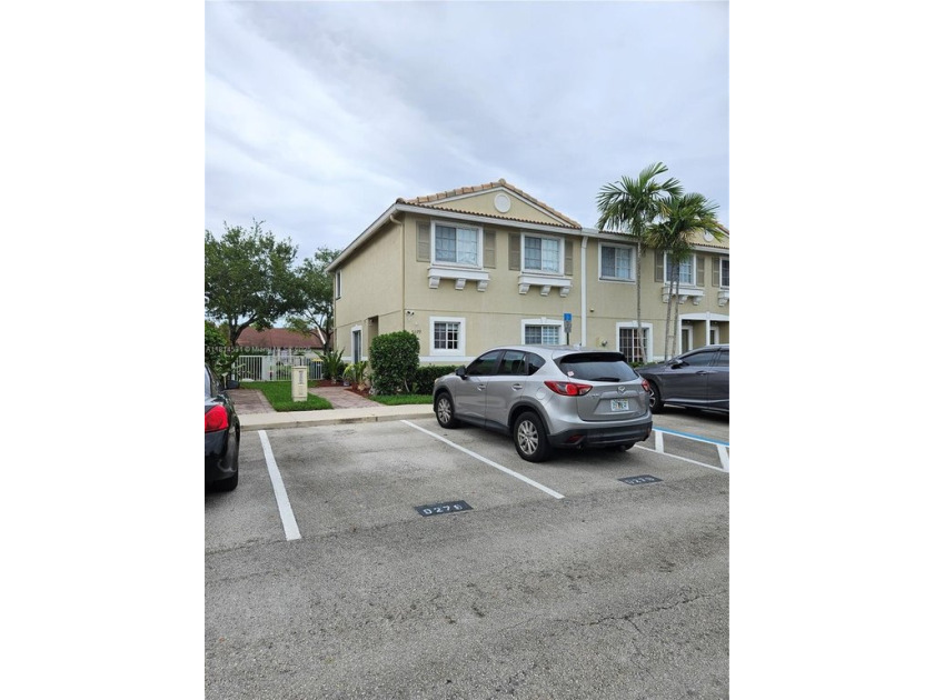 2.5 BATH CORNER HOME WITH WATER VIEWS! KNOCKDOWN CEILING & FANS - Beach Townhome/Townhouse for sale in Tamarac, Florida on Beachhouse.com