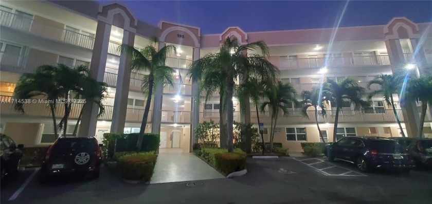 Beautiful GROUND FLOOR  2 bed 2 bath INSIDE CORNER UNIT in an - Beach Condo for sale in Sunrise, Florida on Beachhouse.com