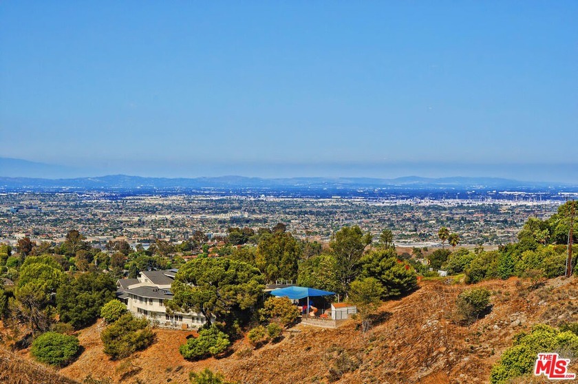 Tucked away in peaceful seclusion, this uniquely unassuming home - Beach Home for sale in Rancho Palos Verdes, California on Beachhouse.com