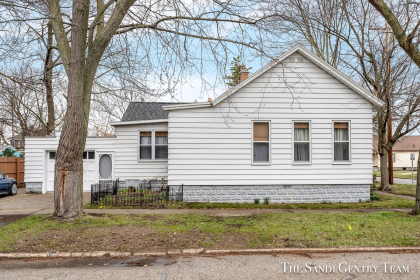 Located in downtown Grand Haven, this cozy home boasts an - Beach Home for sale in Grand Haven, Michigan on Beachhouse.com