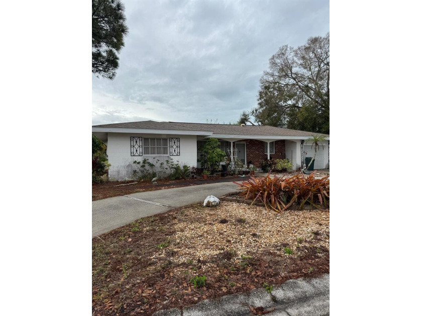 Investor Alert: 2 bedroom, 2 bathroom home featuring an open - Beach Home for sale in Sarasota, Florida on Beachhouse.com