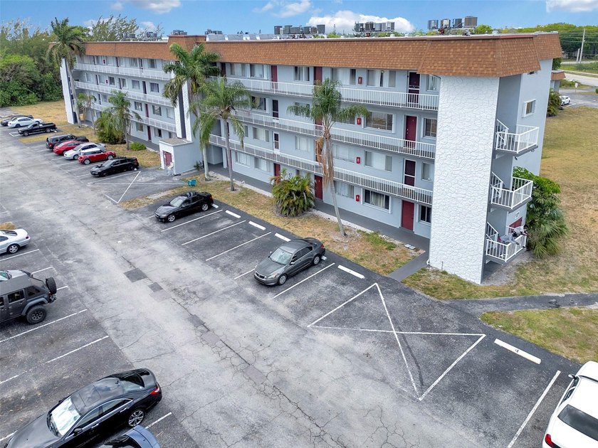 Exquisite top-floor 3-bedroom, 2-bathroom with a NEW A/C unit - Beach Condo for sale in Lake Worth, Florida on Beachhouse.com