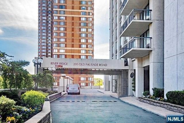 Experience luxury living in this stunning high-rise residence - Beach Home for sale in Fort Lee, New Jersey on Beachhouse.com
