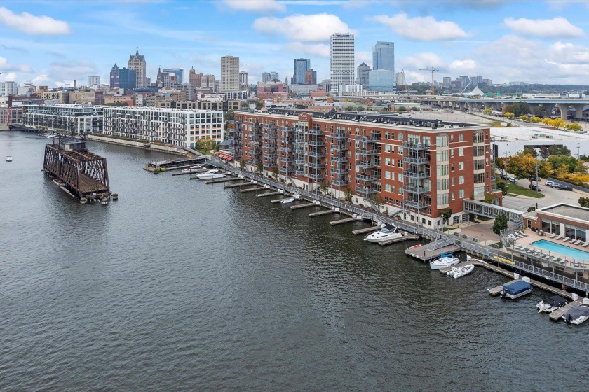 Rare opportunity! 6th floor overlooking the Milwaukee River at - Beach Condo for sale in Milwaukee, Wisconsin on Beachhouse.com
