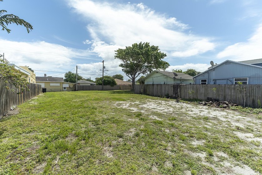 Zoned for a duplex or single-family home. Close to downtown - Beach Lot for sale in Lake Worth Beach, Florida on Beachhouse.com