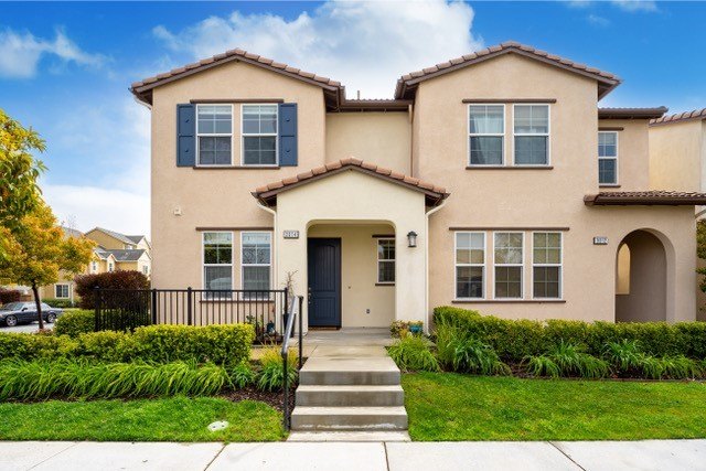 This stunning townhouse located at 3014 N Oxnard Blvd in Oxnard - Beach Townhome/Townhouse for sale in Oxnard, California on Beachhouse.com