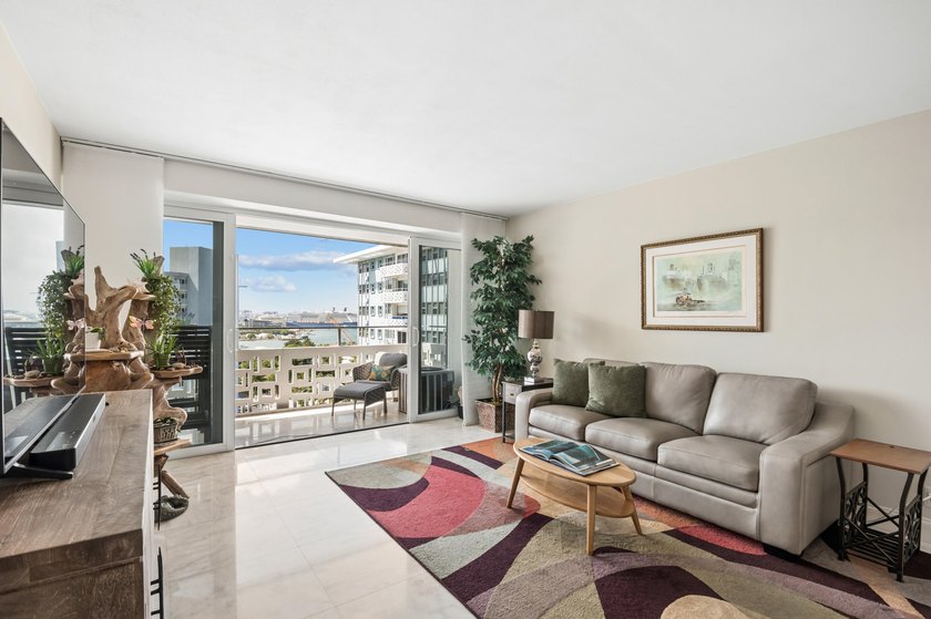 Beautifully renovated residence across the street from the beach - Beach Condo for sale in Fort Lauderdale, Florida on Beachhouse.com
