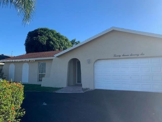 Welcome to Flamango Lake Dr. This 3 bedroom 2 bath pool home has - Beach Home for sale in West Palm Beach, Florida on Beachhouse.com