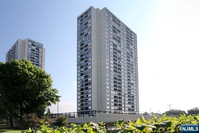 Desirable large 1 Bedroom,1 Bathroom on High Floor of Full - Beach Home for sale in Fort Lee, New Jersey on Beachhouse.com