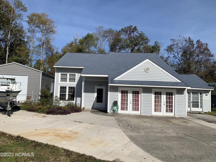 This large home is perfectly located in Morehead City. It's - Beach Home for sale in Morehead City, North Carolina on Beachhouse.com