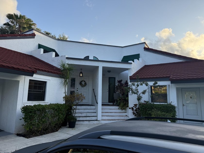 Beautifully updated end-unit villa in Deer Pointe, just minutes - Beach Home for sale in Deerfield Beach, Florida on Beachhouse.com