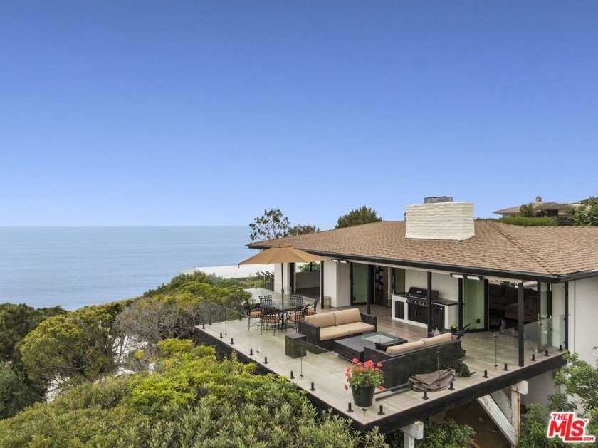 PRISTINE PANORAMIC OCEAN VIEWS!  Once in a lifetime a unique - Beach Home for sale in Pacific Palisades, California on Beachhouse.com