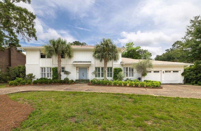 With over 4000 square feet on a nearly 1 acre lot on the marsh - Beach Home for sale in Charleston, South Carolina on Beachhouse.com