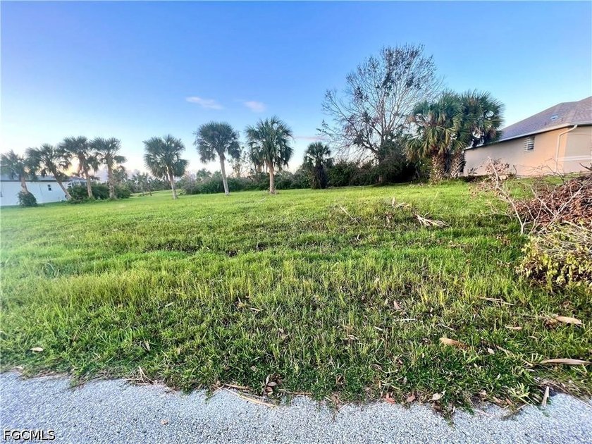 GOLF COURSE RIGHT BEHIND LOT. Very nice lot in deeded - Beach Lot for sale in Rotonda West, Florida on Beachhouse.com