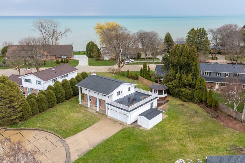 Spacious FOUR bedroom 2.5 BATH home on cul du sac situated on - Beach Home for sale in Racine, Wisconsin on Beachhouse.com