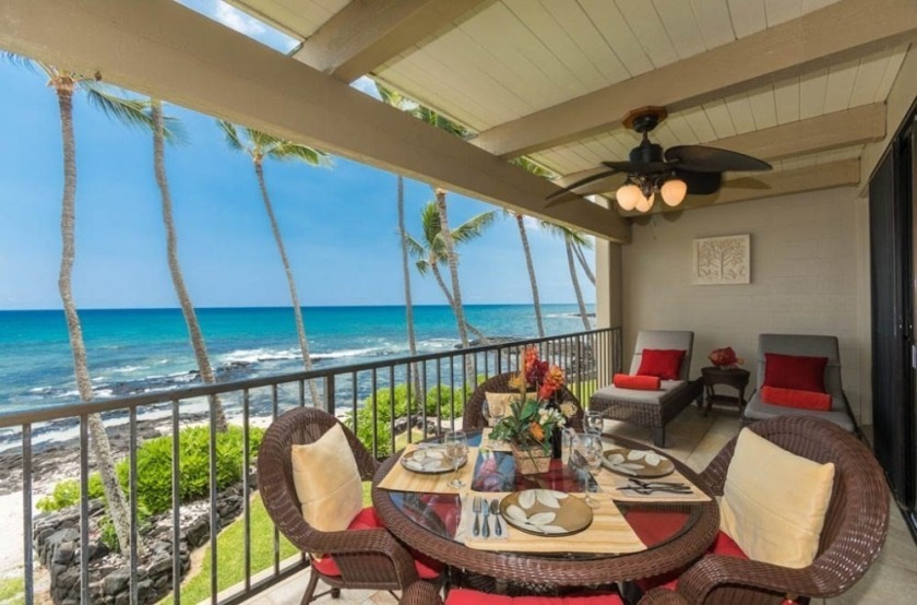 Absolute Oceanfront, gorgeous 2 BR 2 BATH with - Beach Vacation Rentals in Kailua-Kona, Hawaii on Beachhouse.com