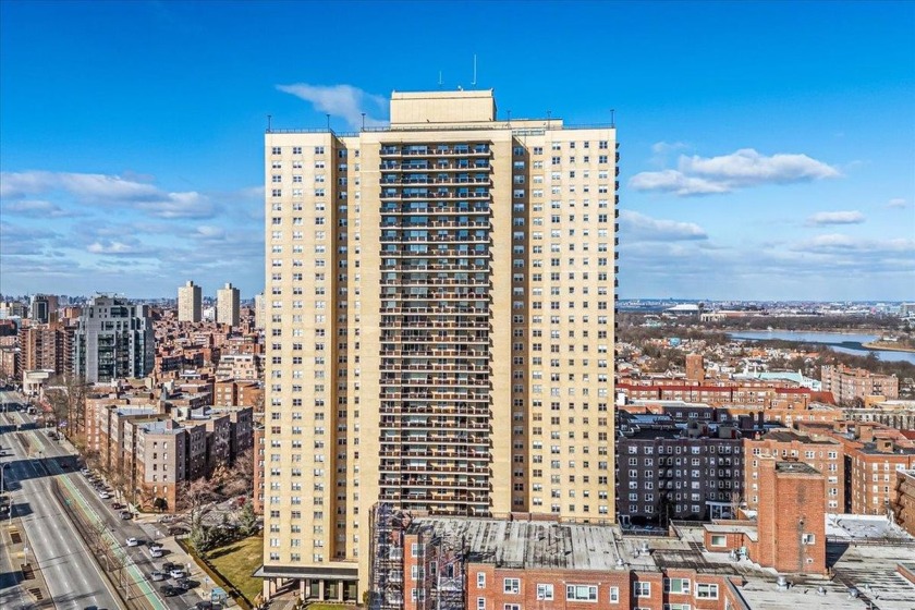 This 1 bedroom, 1 bath apartment on the 15th floor of the - Beach Home for sale in Forest Hills, New York on Beachhouse.com