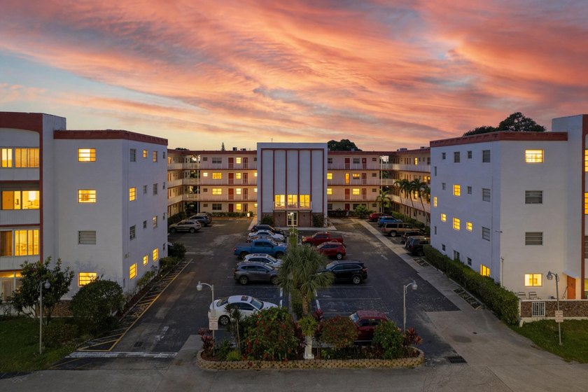 ABSOLUTELY GORGEOUS RIVERFRONT CONDO | PRESTIGIOUS 55+ COMMUNITY - Beach Condo for sale in Lauderdale Lakes, Florida on Beachhouse.com