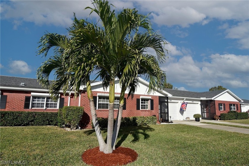 This golf course Villa has an attached 1-car garage with a - Beach Home for sale in Fort Myers, Florida on Beachhouse.com