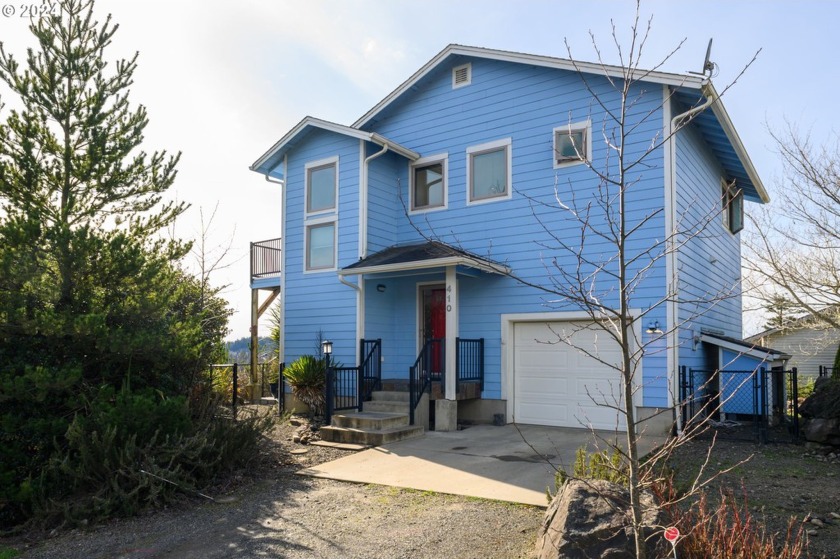 Perched up on top of the hill in the city of Ilwaco, this homes - Beach Home for sale in Ilwaco, Washington on Beachhouse.com
