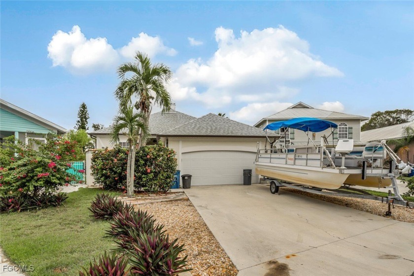 Extremely rare GULF ACCESS POOL home in Waterway Bay! Come - Beach Home for sale in Fort Myers, Florida on Beachhouse.com