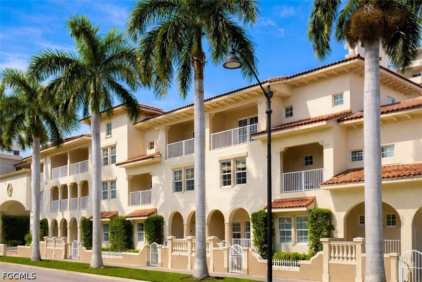 Spacious 2 bed / 2 bath third-floor condo (with elevator access) - Beach Condo for sale in Fort Myers, Florida on Beachhouse.com