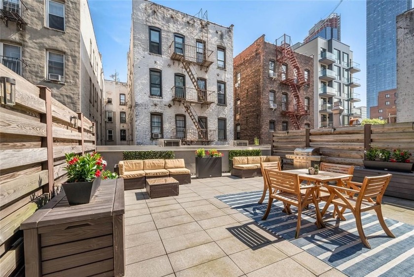 Enjoy an exceptional one-bedroom, one-bathroom home with a - Beach Condo for sale in Long Island City, New York on Beachhouse.com