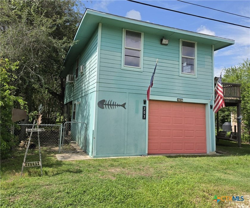 Two story (2/1 up) with open concept, all electric appliances - Beach Home for sale in Seadrift, Texas on Beachhouse.com