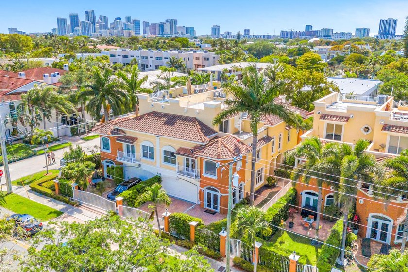 Meticulously maintained 3 level corner unit townhome in Victoria - Beach Townhome/Townhouse for sale in Fort Lauderdale, Florida on Beachhouse.com