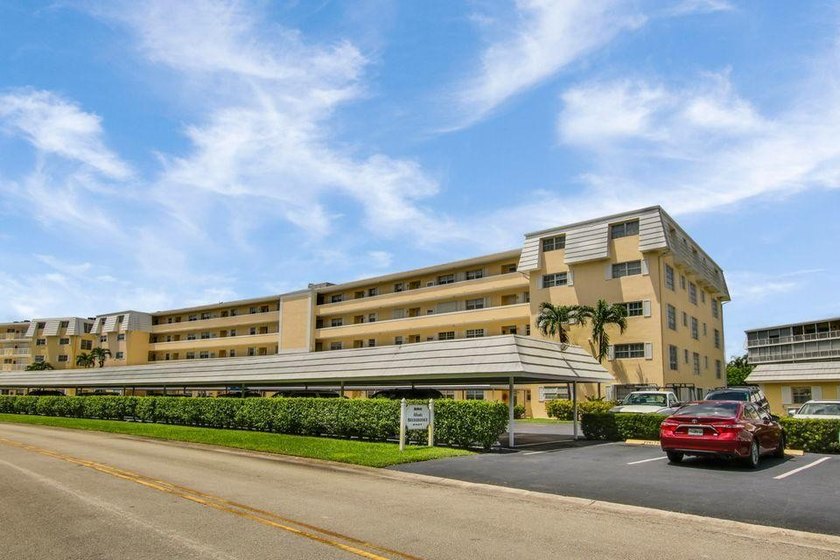 Very desirable bottom floor condo with views of the water, golf - Beach Condo for sale in Atlantis, Florida on Beachhouse.com