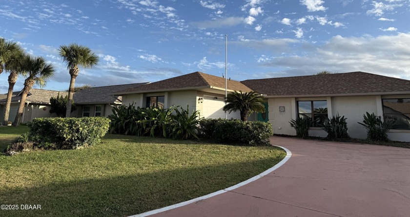 MOVE-IN READY! QUICK CLOSE! This Beach home includes a lush - Beach Home for sale in Ormond Beach, Florida on Beachhouse.com