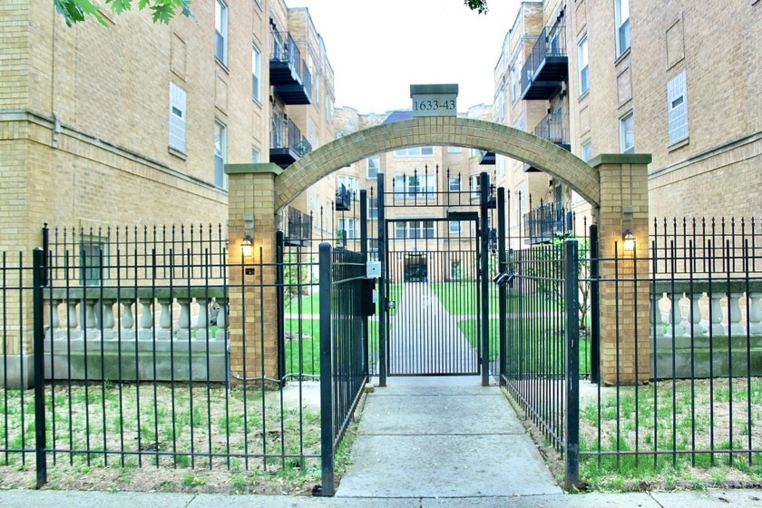 Charming Rehabbed Condo Just 6 Blocks from the Lake!    This - Beach Home for sale in Chicago, Illinois on Beachhouse.com