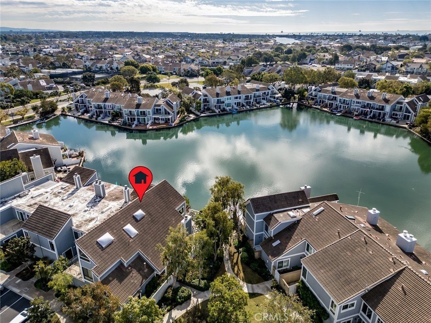 Come see this spacious Seagate Lagoon end unit property - Beach Home for sale in Huntington Beach, California on Beachhouse.com