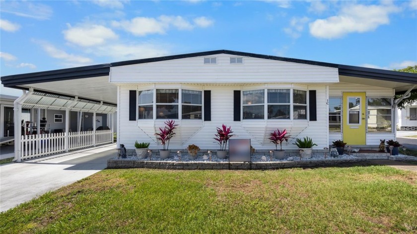 WELCOME THE SUNSHINE!!!Inside and out in this charming mobile - Beach Home for sale in Largo, Florida on Beachhouse.com