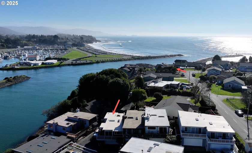 This furnished two-story condo near the Chetco River is move-in - Beach Condo for sale in Brookings, Oregon on Beachhouse.com