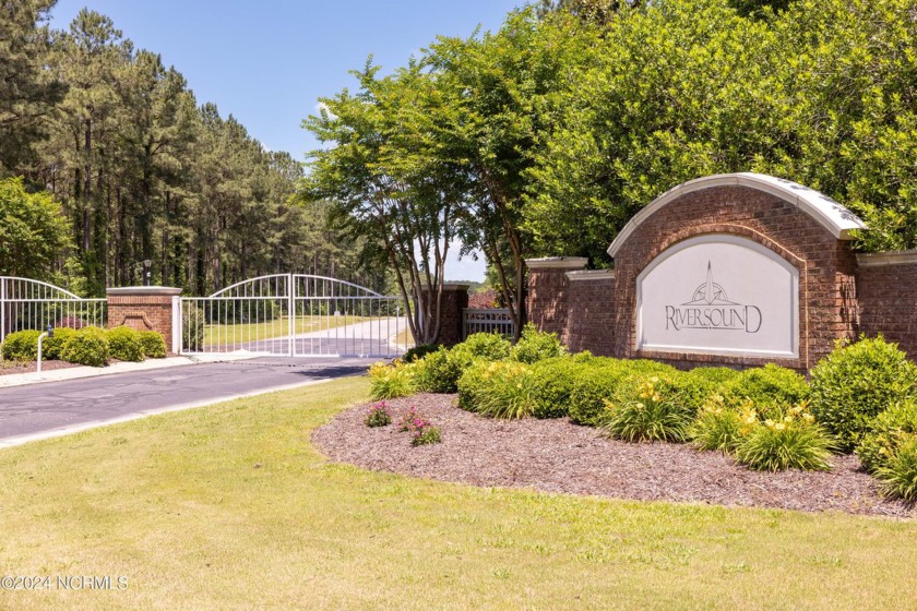 Beautiful, level building lot with water access in the up and - Beach Acreage for sale in Edenton, North Carolina on Beachhouse.com