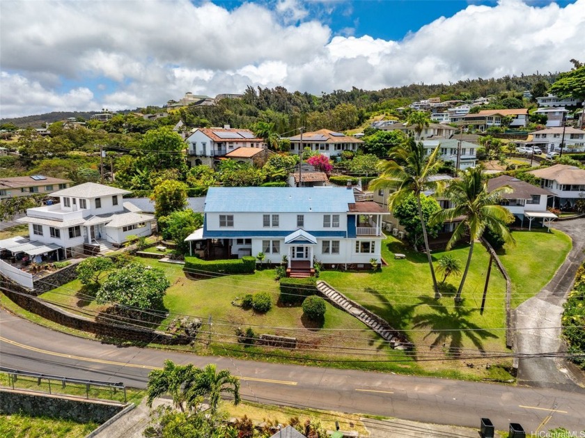 Beautiful ocean and city views, cool breezes, and a vintage home - Beach Home for sale in Honolulu, Hawaii on Beachhouse.com